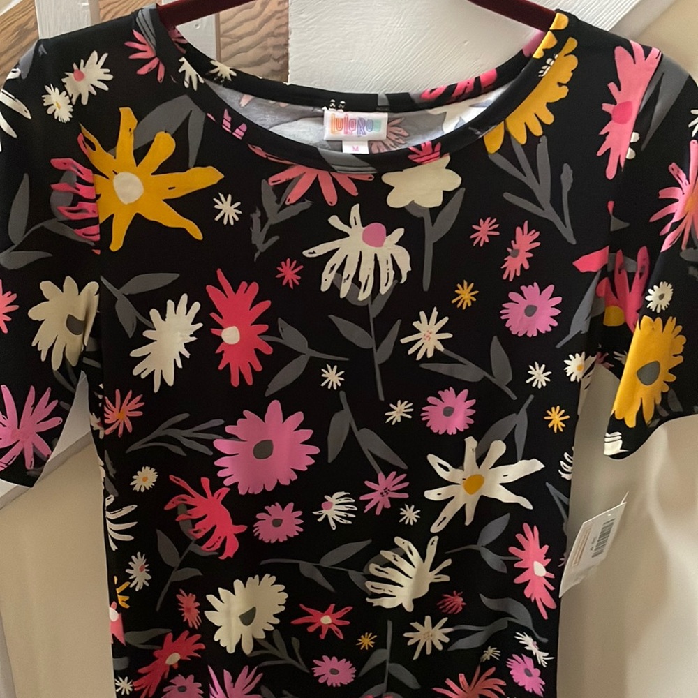 LuLaRoe Gigi Top. Medium. BNWT. Black, pink, white floral